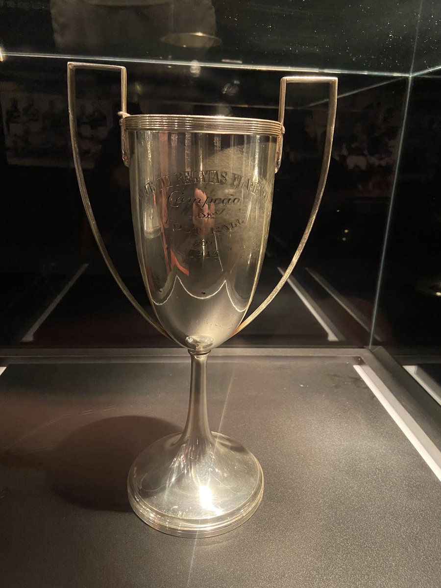 A taça do 1º Campeonato Carioca vencido pelo Flamengo, em 1914. 

Naquele ano o Fluminense já tinha 5 títulos estaduais.

Em 2022 o Flamengo briga pelo seu 38º título e pelo tetracampeonato inédito em sua história.

O “Football Club” tem 31.