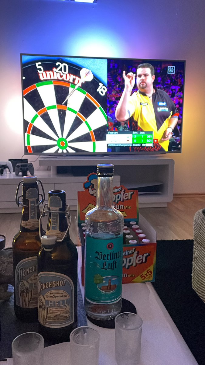 maxrederb's tweet photo. Gaga for the win! Pro 180 einen kurzen! #dartzn @ElmarPaulke #letsgo #woistvandervoort https://t.co/vkTqZhe9Tb