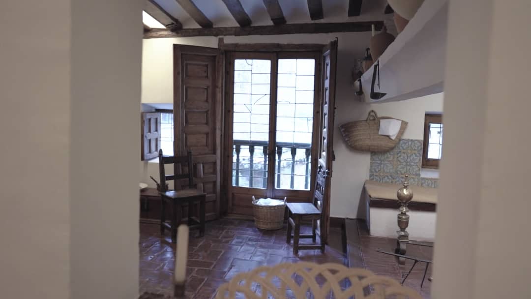 enclaves_tv's tweet photo. En pleno centro de #Valladolid se encuentra el Museo-casa Cervantes, donde el universal escritor vivió algunos años de su vida. A mayores puede presumir de contar con una de las bibliotecas más importantes de nuestro país. ¿Todavía necesitáis más razones para visitarla? ¡Mirad! https://t.co/39HXnOkXnQ