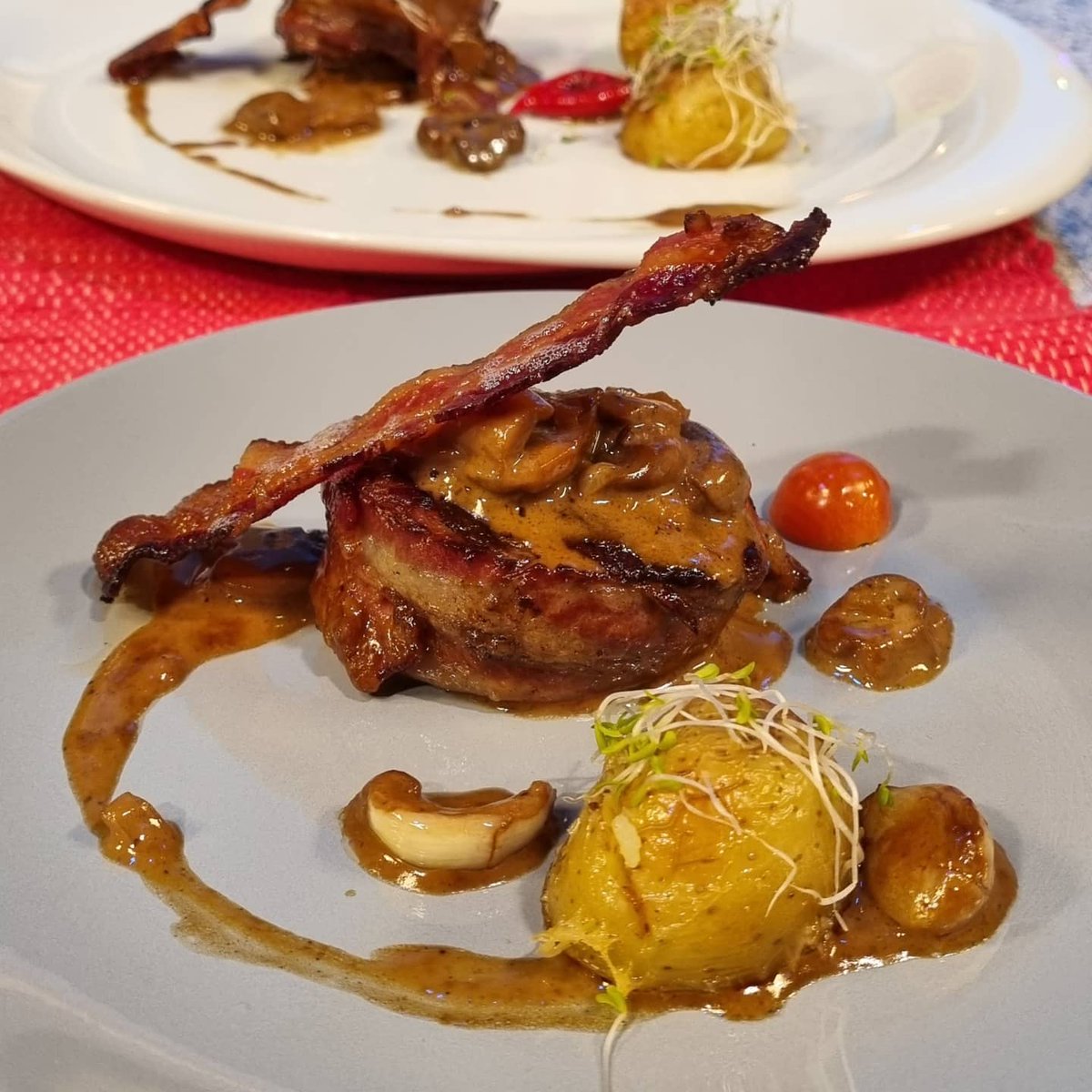 LMUnicanal's tweet photo. 🙌MENÚ PARA FIN DE AÑO🙌

🗒Nuestro chef @luis_abdo nos deleitó con esta nueva receta.

👉Una idea maravillosa para lucirte en estas fiestas también de la mano de @brumadosapy #ZAELI 

#LMUP🎄 https://t.co/pohceJSYRq