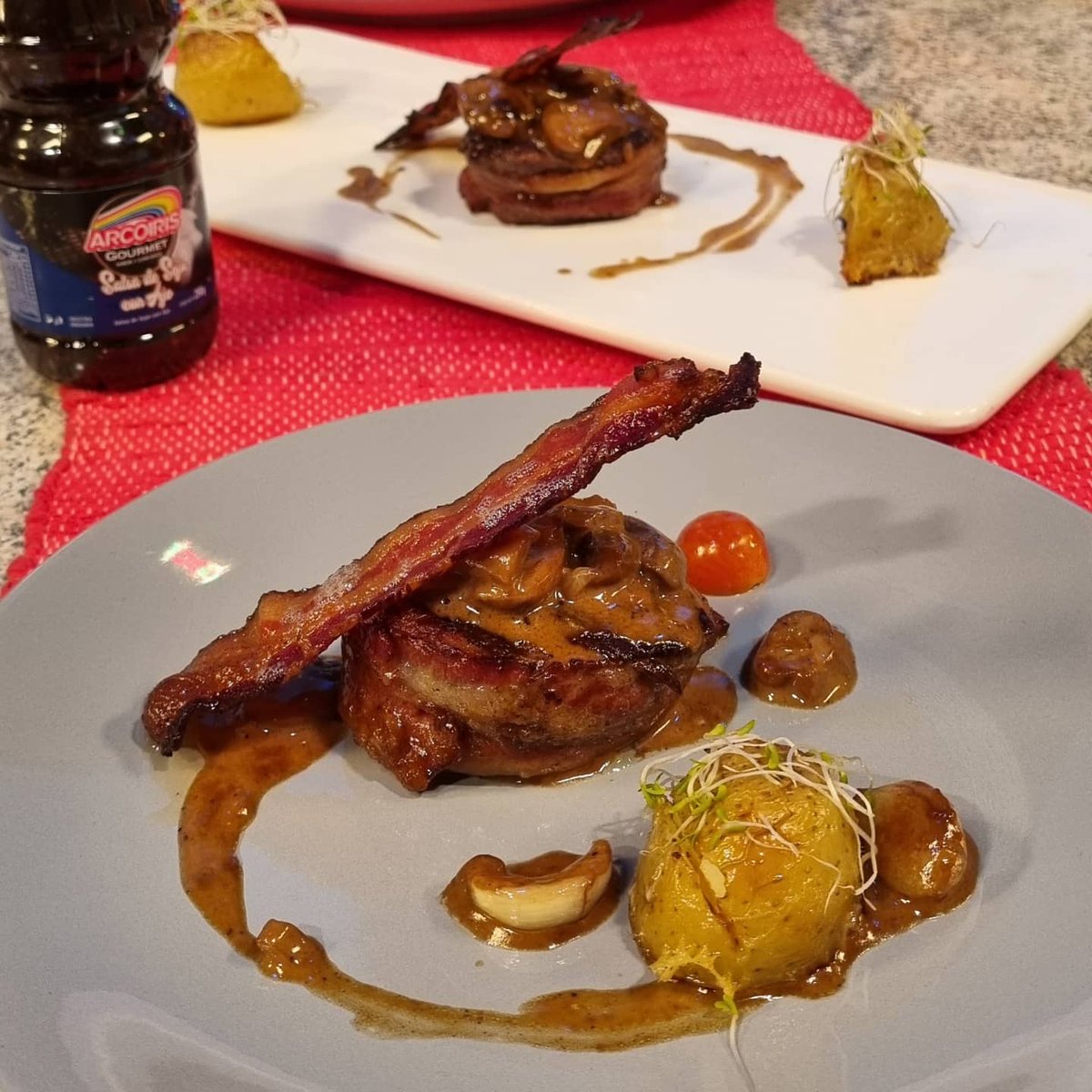 LMUnicanal's tweet photo. 🙌MENÚ PARA FIN DE AÑO🙌

🗒Nuestro chef @luis_abdo nos deleitó con esta nueva receta.

👉Una idea maravillosa para lucirte en estas fiestas también de la mano de @brumadosapy #ZAELI 

#LMUP🎄 https://t.co/pohceJSYRq