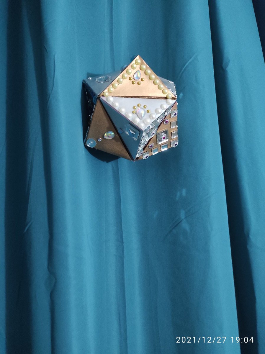 Pouinidou's tweet image. @OrigamiPlusFr 

Pyramides légèrement ornementées 🤩🤩😍😍