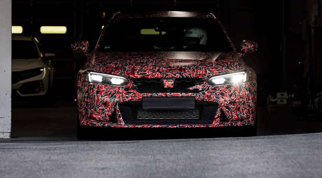 soloautos's tweet photo. Honda llevará la nueva generación del Civic Type R al Salón del Automóvil de Tokio, pero mantendrá el conocido camuflaje que ha presentado desde su primer vistazo

Los detalles aquí 📰➡️ https://t.co/mWXpYJ5CRj @HondaMexico #CivicType #Honda #camuflado #Tokio https://t.co/yIalCgcdTk