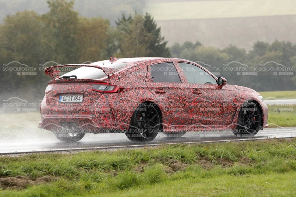 soloautos's tweet photo. Honda llevará la nueva generación del Civic Type R al Salón del Automóvil de Tokio, pero mantendrá el conocido camuflaje que ha presentado desde su primer vistazo

Los detalles aquí 📰➡️ https://t.co/mWXpYJ5CRj @HondaMexico #CivicType #Honda #camuflado #Tokio https://t.co/yIalCgcdTk