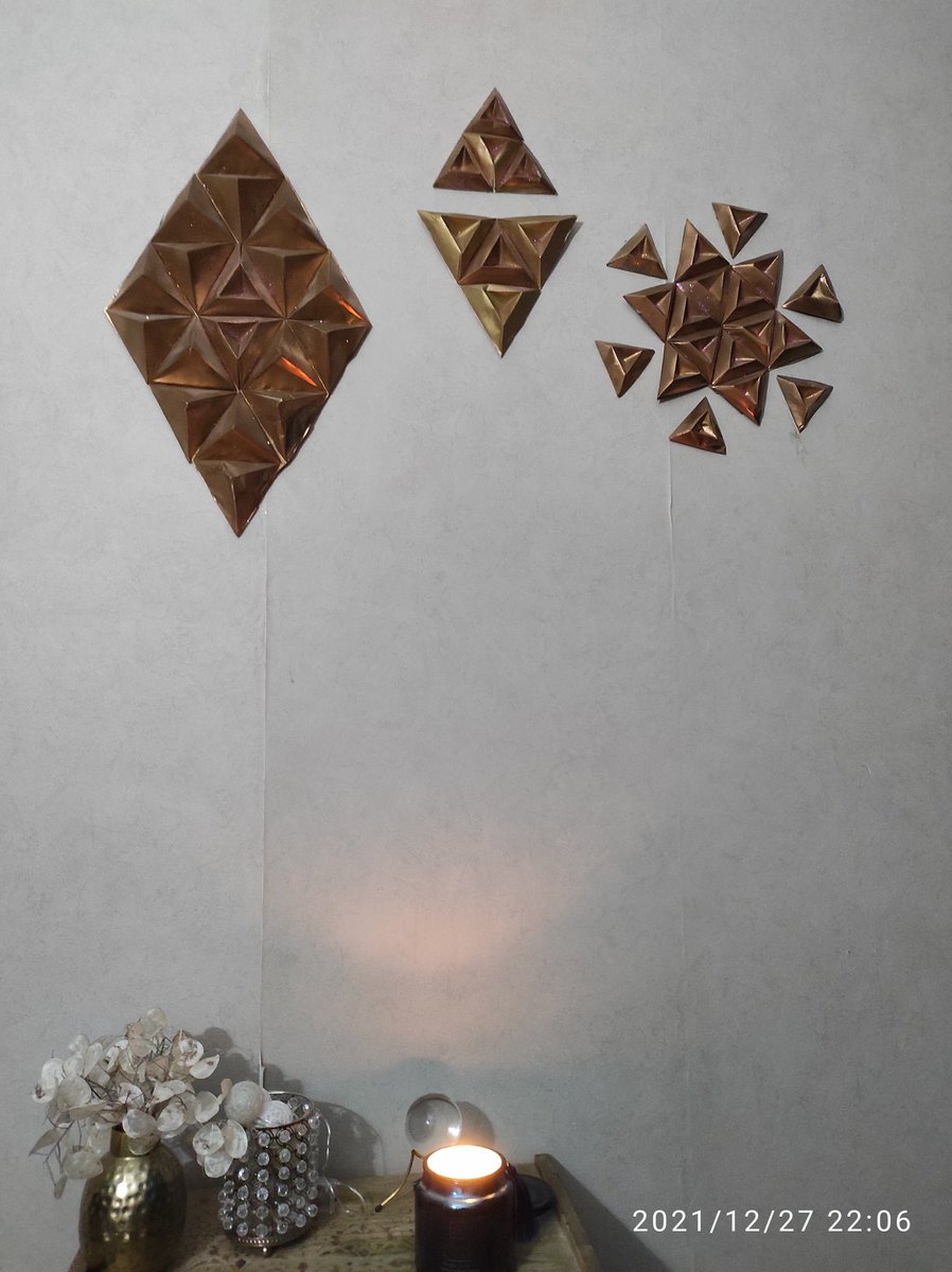 Pouinidou's tweet image. @OrigamiPlusFr 

Tricornes et pyramides 😍