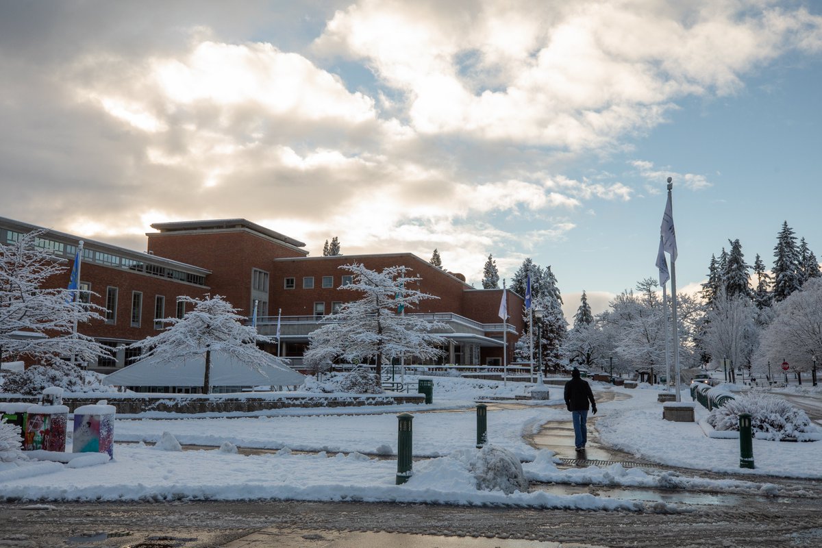 uoregon's tweet photo. There's snow doubt about it, campus looks gorgeous under a blanket of snow! 1/3 https://t.co/MyPmO8ITgV