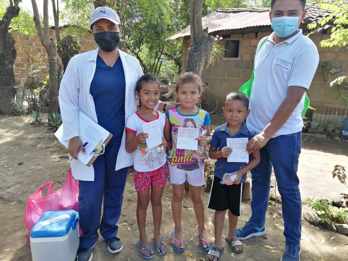 #SaludEnFamiliaYComunidad Continúa personal de salud #SilaisLeón vacunación Casa a Casa en Departamento #LeónRevolución

Recordando mantener medidas preventivas
👉 Uso mascarillas
👉 Lavado de manos
👉 Uso de Alcohol 
👉 Distanciamiento
👉 Vacunación #VacunandonosPuebloQueVence