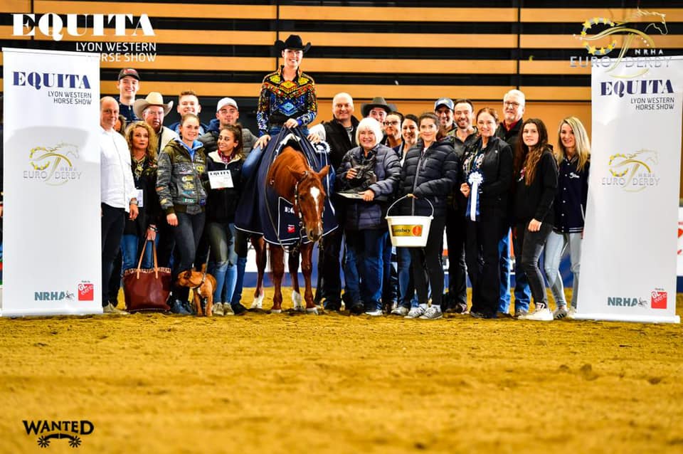 SmartSpook's tweet photo. SHINES LIKE SPOOK
2021 NRHA Open World Champion
Smart Spook x Ebony Shines

Ridden by the wonderful Ann Fonck, this pair won $22,900 in Category 1 Open events this year!  
#SmartSpook #SterlingRanch #EbonyShines #NRHAWorldChampion https://t.co/HQS2VKZwqe