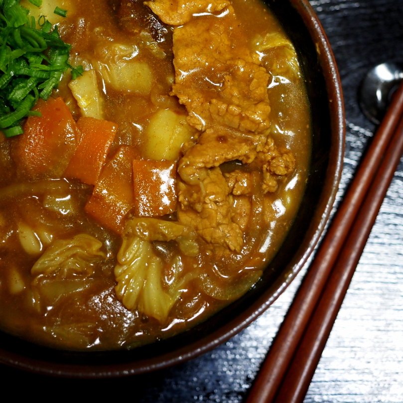 ＜たぬき食堂＞カレーうどん ＜今日のおまけ＞ブロッコリーサラダ