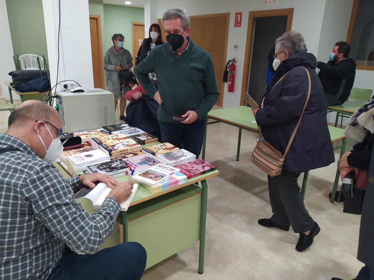 A Murla, hui a poqueta nit, presentant el meu nou llibre de roders, ELS GANYANS: LA HISTÒRIA QUE NO ES VA CONTAR (PEGO, 1844-1883). Un plaer haver tornat a aquest bell poble de la Marina Alta.
<a href="/CarminaDomingui/">Carmina Dominguis</a> <a href="/pepxabiagen/">Pep</a> <a href="/desficacis/">Vicent Mengual</a> <a href="/pepetoles460/">Jose Giner</a> <a href="/iecmadifusio/">IECMADIFUSIÓ</a> <a href="/EnllacatsLlengu/">Enllaçats Llengua</a>