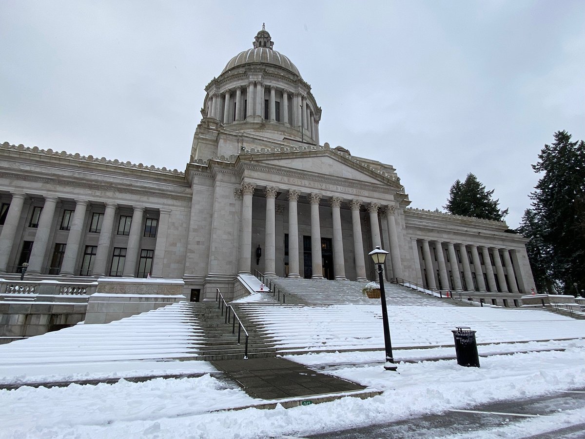 WaStateDES's tweet photo. Our crews have been working since the early hours of the morning to clear #OlyCapitol roads and sidewalks. Thank you DES crews for all you do! https://t.co/jd85w4ylQr