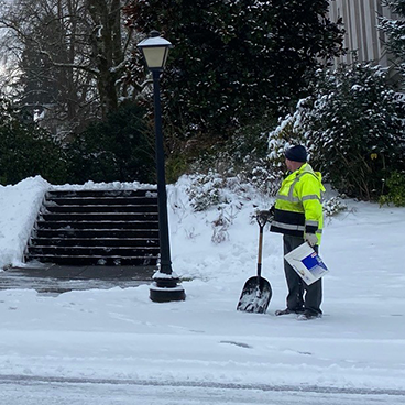 WaStateDES's tweet photo. Our crews have been working since the early hours of the morning to clear #OlyCapitol roads and sidewalks. Thank you DES crews for all you do! https://t.co/jd85w4ylQr