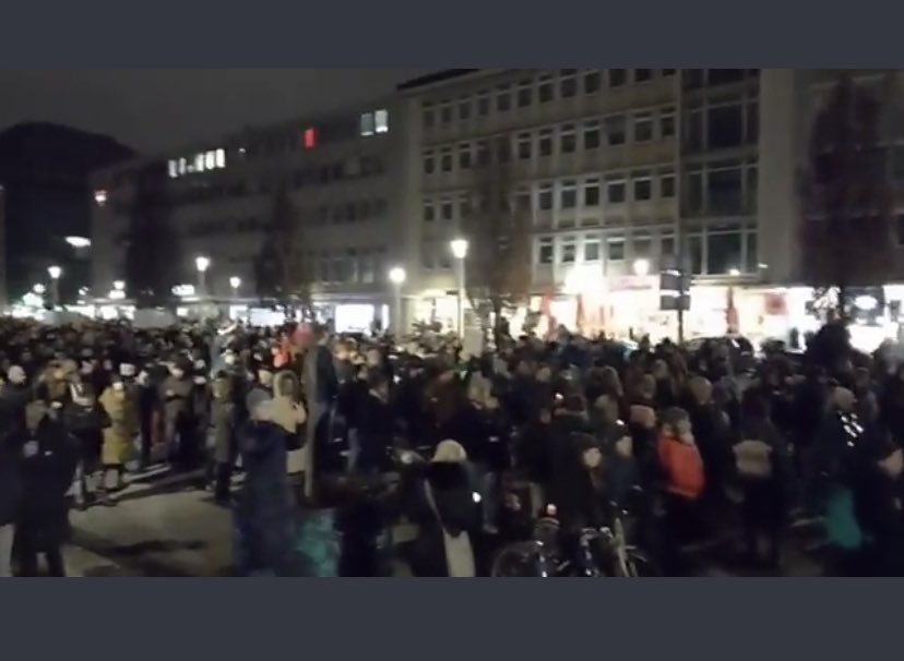 Grund_gesetzt's tweet photo. Halle, Rostock, Nürnberg, Köln, Bergisch Gladbach … in ganz Deutschland stehen die Menschen auf für Freiheit und Gerechtigkeit.
Das ist so wunderschön! https://t.co/x1g2mKbSbv