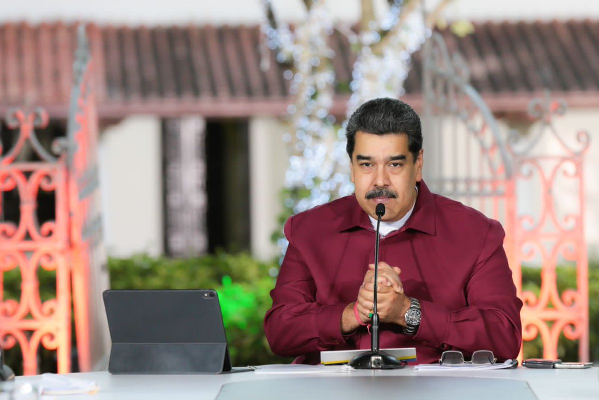 NicolasMaduro's tweet photo. Hago un llamado a las Gobernadoras, Gobernadores, Alcaldesas y Alcaldes a elevar los esfuerzos y desplegarnos los días 28, 29, 30 y #31Dic, para llegar a la meta de 90 % de vacunación nacional y cerrar exitosamente el año 2021, histórico y bendito. ¡Sí Podemos! https://t.co/eAcDdtcZVA