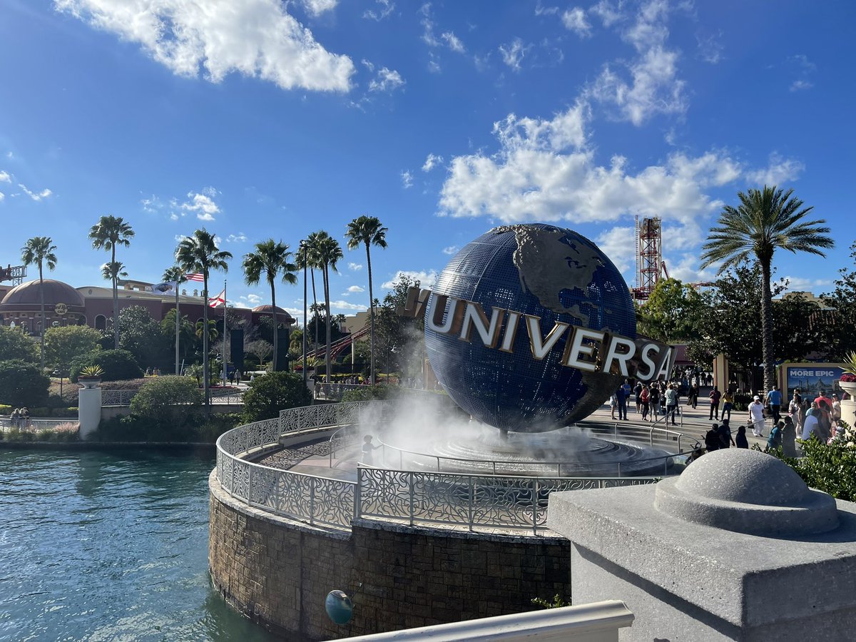 Michaelkane36's tweet photo. Posing at Universal!! https://t.co/irqSzctmlI