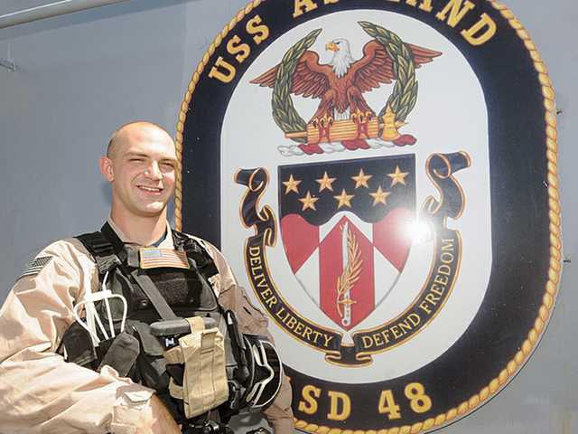 RobGarcia_PR's tweet photo. @joerogan , @PirateHunterJM  - Joe, would you be interested in having my buddy Justin on the JRE? Dude hunted Somalian pirates for the Navy and has a book coming out. Great guy. https://t.co/TaTVUCVoQl