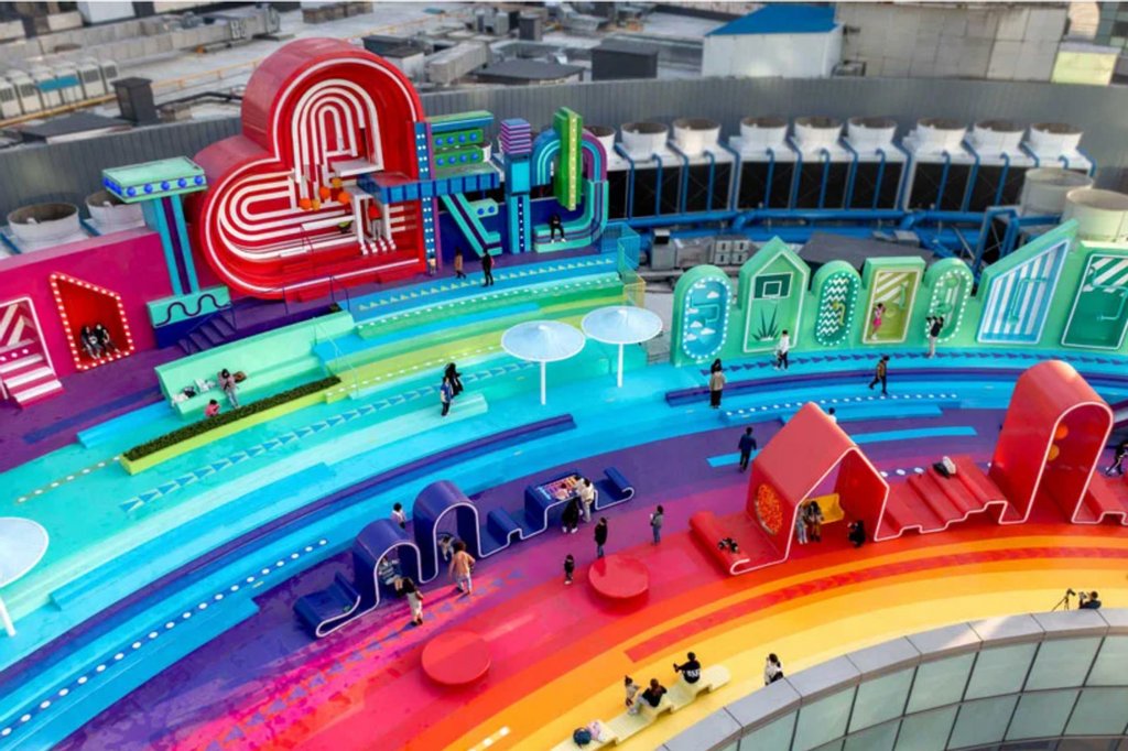 CRONYcreative's tweet photo. #CRONYloves “Over the Rainbow” - a vibrant rooftop intervention by 100architects, bringing new life to an unused terrace onto a commercial building in Changsha, China.

#inspiration #community #artintervention #architecture #design #immersive #socialdesign #experiential https://t.co/JJJSpRKlGh