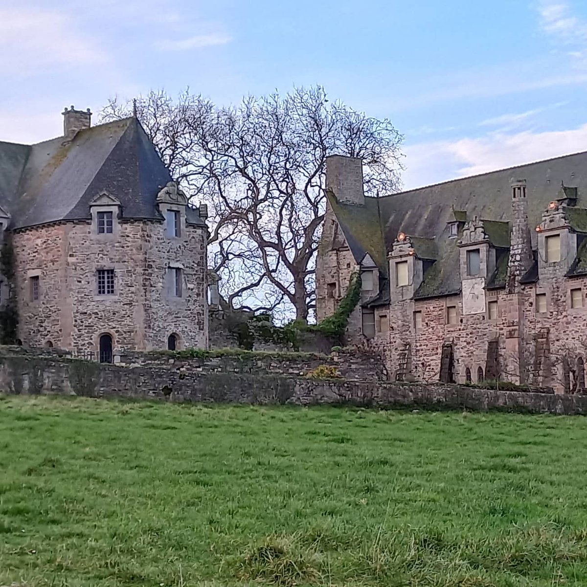 fredleroux44's tweet photo. L'abbaye de Beauport #Kerity #Paimpol #Pempoull #Goelo #CotesdArmor #IrresistiblesCotesdArmor #Bretagne #MagnifiqueBretagne #MagnifiqueFrance #BaladeSympa https://t.co/jByvELousJ