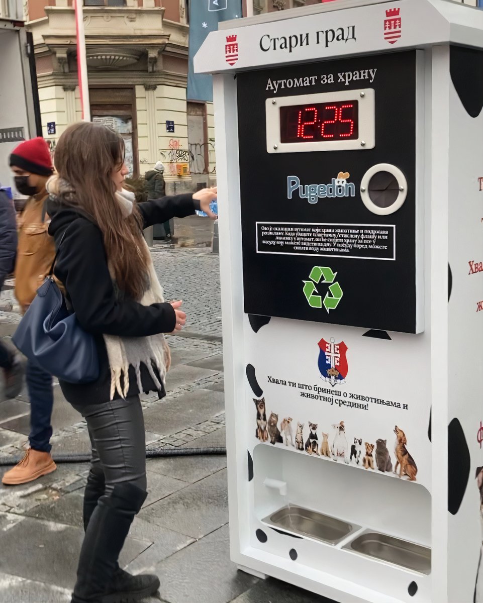 28Jun's tweet photo. Dva reciklažna automata koji isporučuju hranu namenjenu psima lutalicama postavljeni su danas u opštini Stari grad u Beogradu, a ovi automati donacija su humanitarne organizacije 28. Jun. https://t.co/nCCm6kH5Kr

#Serbia #Belgrade #recycle #dogs #strays #28jun #charity #starigrad https://t.co/O2fIMPLcOW