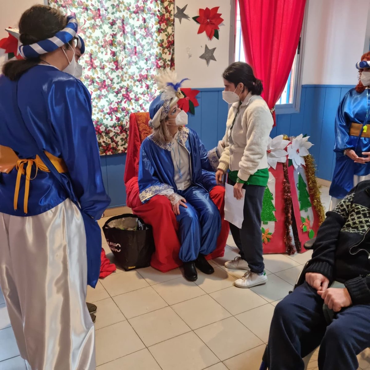 El domingo recibimos en nuestra RGA, con emoción a la cartera Real, le entregamos nuestras cartas para que SSMM los Reyes Magos de Oriente hagan realidad nuestros deseos e ilusiones.
Agradecer a <a href="/hdadangeles/">Hermandad de los Ángeles</a> que han hecho posible esta visita con todas las medidas de prevención.