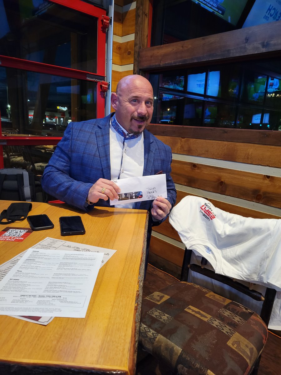 ESPNLasVegas's tweet photo. Twin Peaks is your spot for MNF today w/@cofieldandco! TP has a scratch kitchen bursting with $2 $4 $6 shareables for the whole crew and the NFL on 84 TVs from every angle. Join @WillieGRamirez for prizes until 6p.
#TwinPeaks #TwinPeaksRestaurant #GamedayHQ #VegasGoldenKnights https://t.co/8jfqgzZo7H