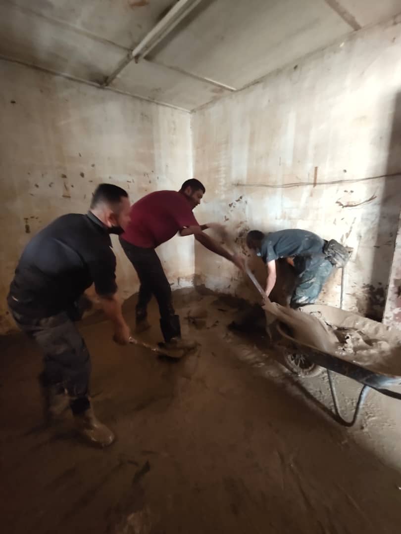 Wrga <a href="/JKRBentong/">JKR Daerah Bentong</a> brganding bahu dgn seluruh Jbtan2 lain Daerah Bentong mmbersihkan rmh2 mgsa di Chegar Mendang . Smoga dpermudahkn dn demi mringgankn beban mngsa banjir. <a href="/JKRPAHANG/">JKR PAHANG</a> <a href="/JKRMalaysia/">JKR Malaysia</a> <a href="/IrHafizah/">Hafizah</a> <a href="/irAhmadAzizi1/">irAhmadAzizi</a>