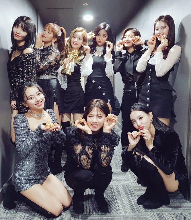 ohyomina's tweet photo. TWICE ALBUM GIVEAWAY!

RULES:
⁃rt this tweet
⁃must be following me
⁃reply with a pic of your bias <3
⁃international :-)
PRIZE:
⁃any twice album of your choice!

ENDS JANUARY 1ST https://t.co/IrzwDAXvdW