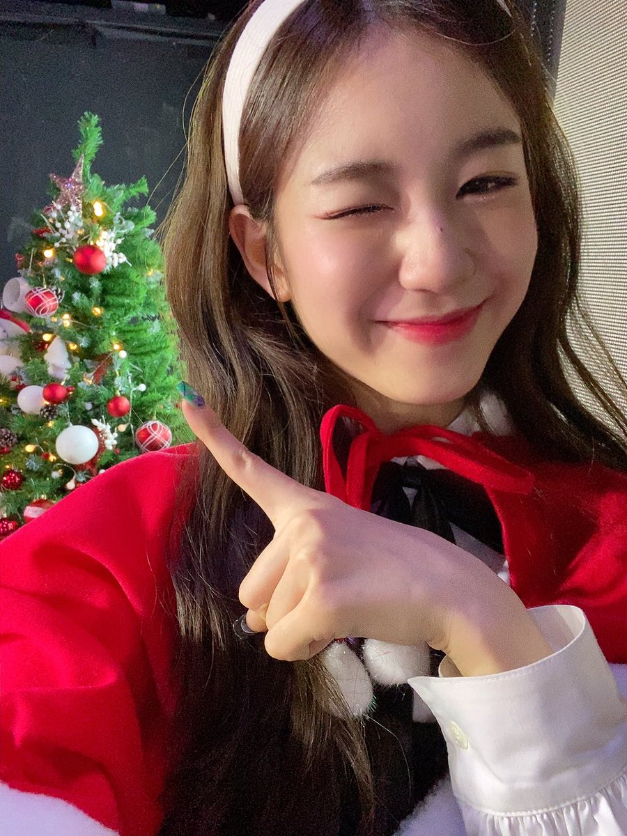 itswee_woo's tweet photo. ༴   ❔   ·    [  𝘄𝗲𝗲 ! 𝘄𝗼𝗼 !  ]   ː   up   ╱   dαtᥱ   𖨂    *  #MTCT2dcCB   ·  @MTCT_twt ˒˒ 

Ahryn visual y navideña se fue muy contenta de poder celebrar junto a estos chiquitos tan talentosos. ¡Muchísimas felicidades! https://t.co/NuZ7wCnFMx