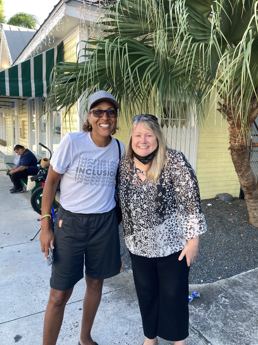 Bgvb1coach's tweet photo. @RobinRoberts thanks for being so sweet and taking a picture with me! Keep living the good life! ❤️❤️ https://t.co/43aH14cd4a