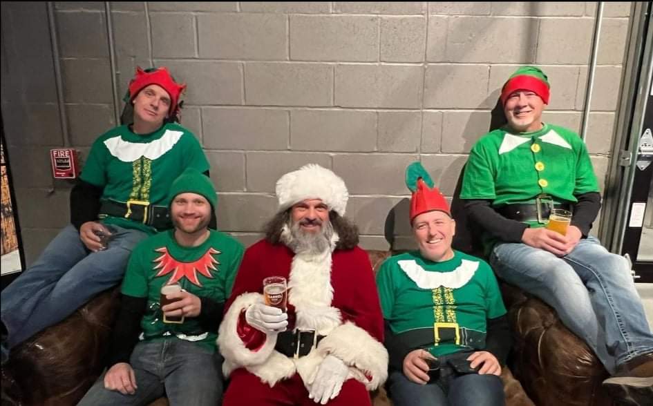 thirsty_cook's tweet photo. Santa and his elves are out and about.

First Stop
  @BraxtonBarrelhs
 📍Located at Fort Mitchell, KY

Photo credits to 📸 to @chaos68

#santaandhiselves #braxtonbarrelhouse #santasbrewerytour #brewery #thethirstycook https://t.co/UUF0jTJ0jn