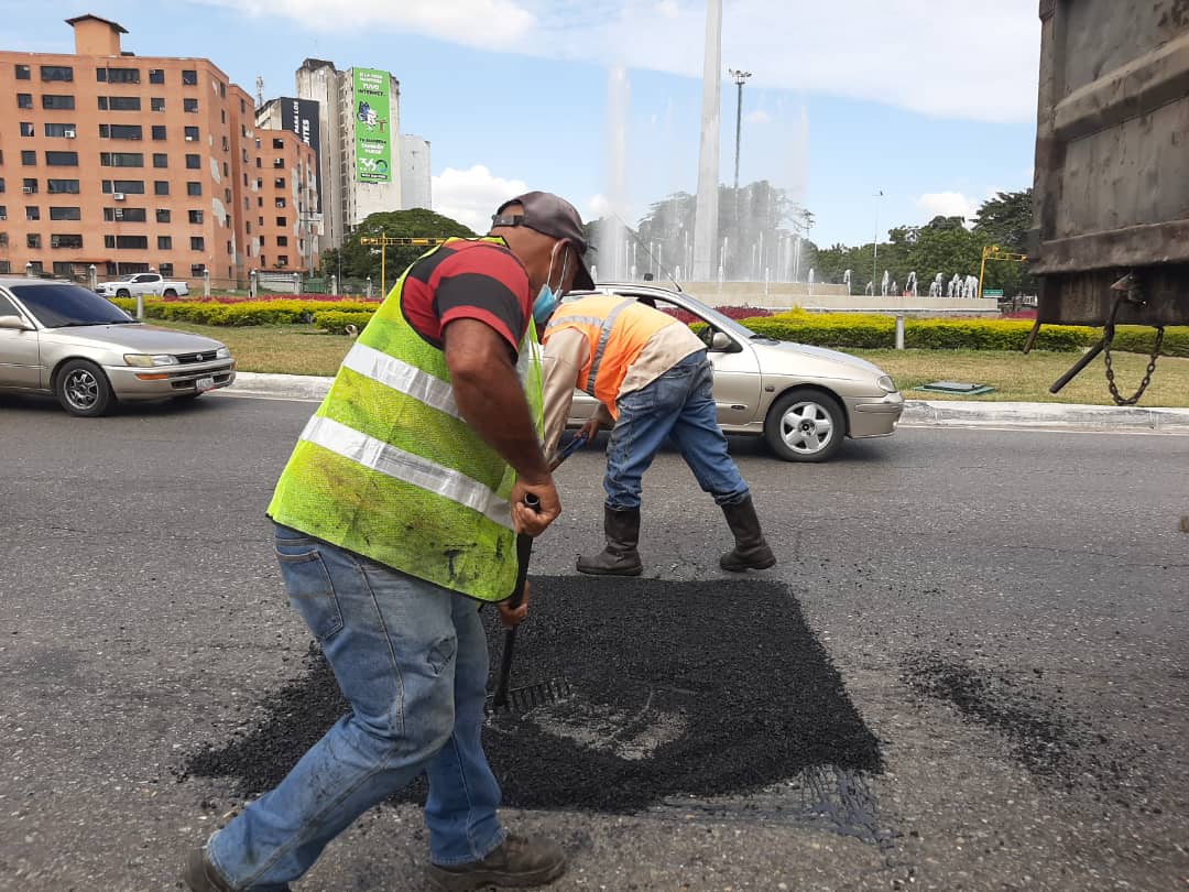 Atendimos la Av. Bolívar con reparaciones puntuales de bacheo, excelente trabajo de las cuadrillas de Asfaltado de   #Construgirardot
#Maracay 
<a href="/NicolasMaduro/">Nicolás Maduro</a> 
<a href="/Soykarinacarpio/">Karina Carpio</a> 
<a href="/MVzlaBella/">Misión Venezuela Bella</a>