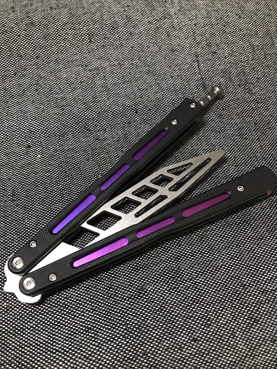 GUIX10A's tweet image. 宅配が届いた時に開封する
カッコいいナイフが欲しい・・

お！バタフライナイフかぁ〜
中二病発症‼️
でも怖いな・・・
トレーニングナイフ有るのか・・
ポチッと
着弾‼️
現場からは以上です！
気がつけば最初の目的崩壊
\( ˆoˆ )/
＃バタフライナイフ