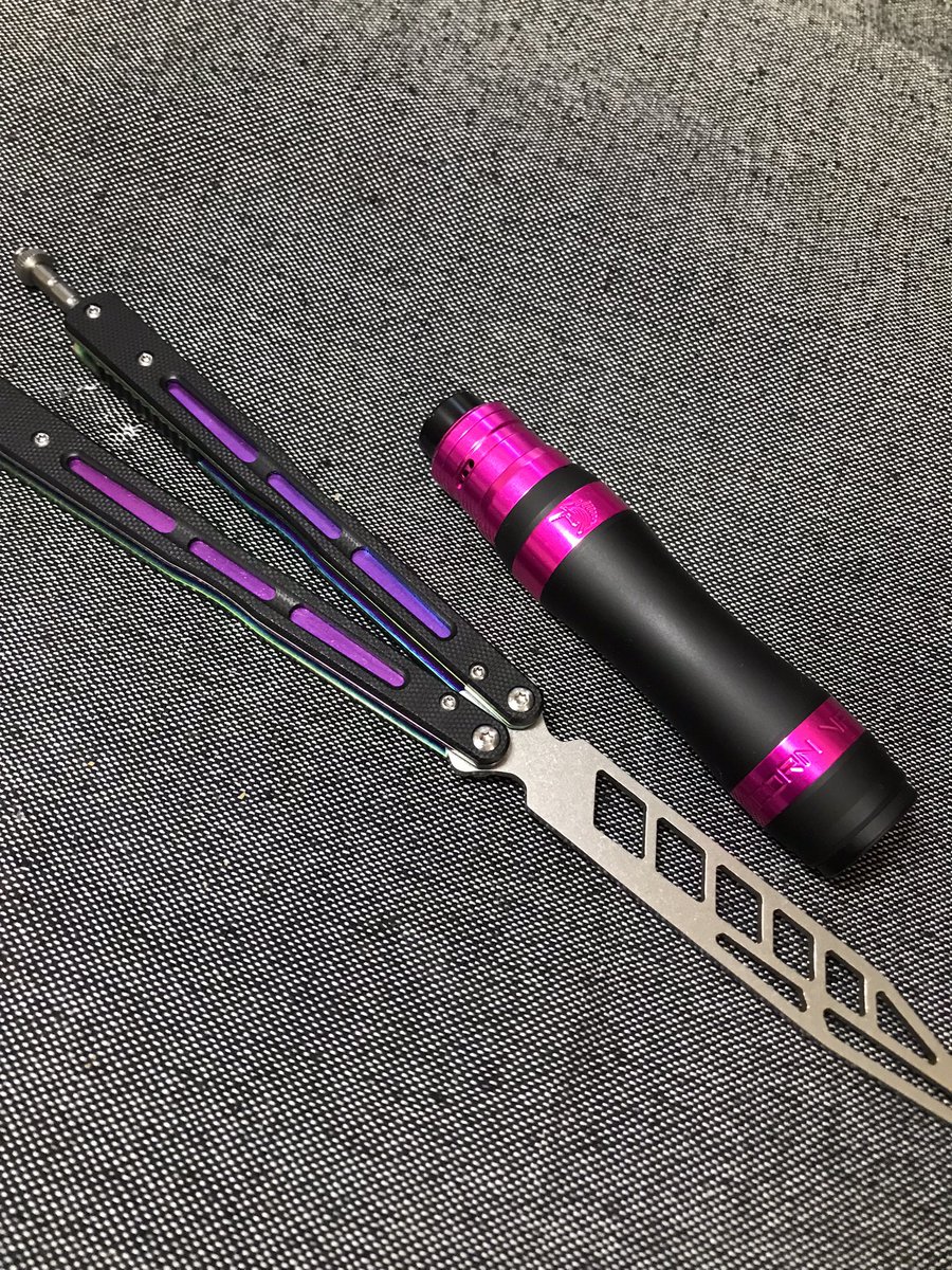 GUIX10A's tweet image. 宅配が届いた時に開封する
カッコいいナイフが欲しい・・

お！バタフライナイフかぁ〜
中二病発症‼️
でも怖いな・・・
トレーニングナイフ有るのか・・
ポチッと
着弾‼️
現場からは以上です！
気がつけば最初の目的崩壊
\( ˆoˆ )/
＃バタフライナイフ