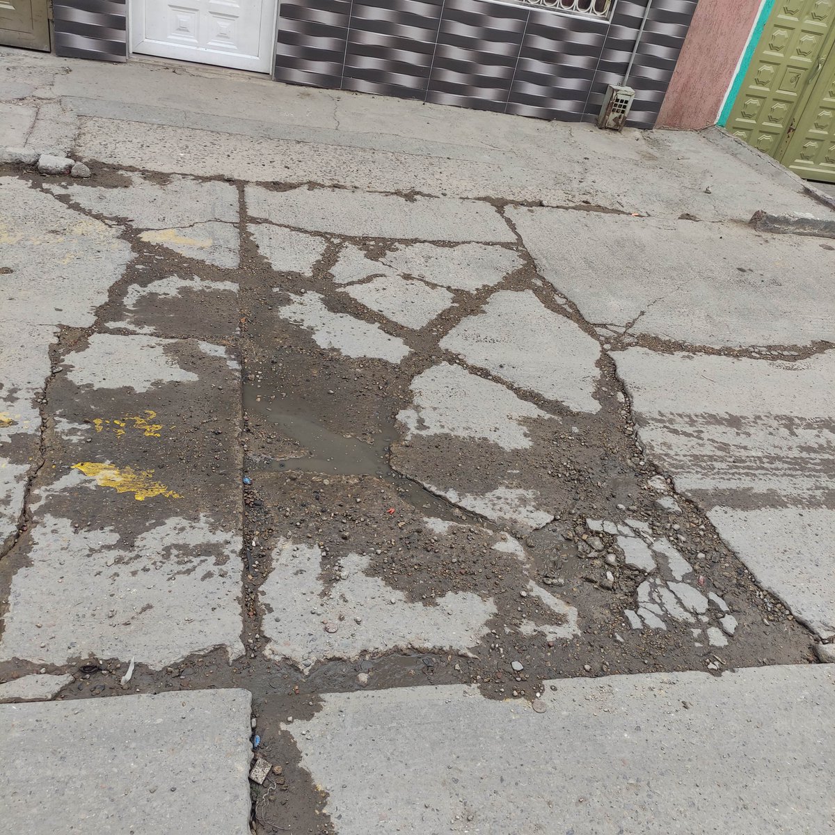 CLEMITAC's tweet photo. @ClaudiaLopez @felipeangell @idubogota @UMVbogota solicitamos arreglo de la vía de la Cl 73B Sur Cras 17A y 17F Barrio Potrerito-Sotavento Localidad 19, es vía principal del alimentador 6-7 San Joaquín y nunca ha tenido mantenimiento,  ocasionando daños en viviendas https://t.co/l7GDAbKBLM