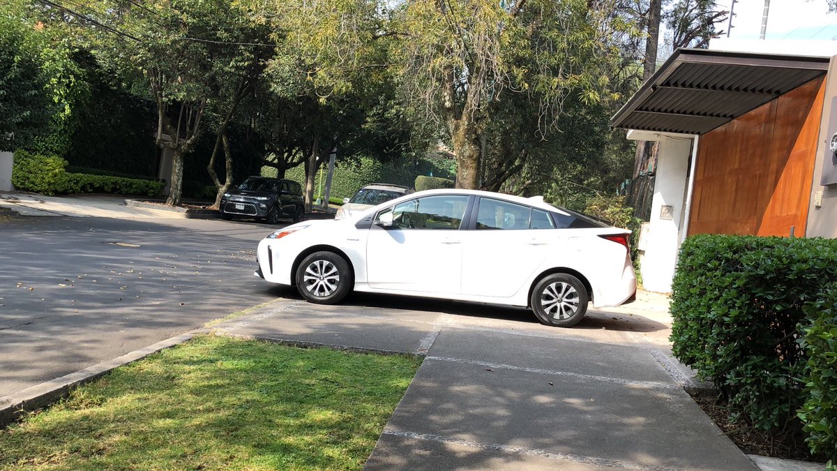 ⁦<a href="/OVIALCDMX/">OVIAL_SSCCDMX</a>⁩ ⁦<a href="/UCS_GCDMX/">Unidad de Contacto del Secretario SSC CDMX</a>⁩ estimados, nos podrían ayudar a bajar de la banqueta este coche en Monte Antuco 405, Lomas de Chapultepec, 11000 Miguel Hidalgo. Gracias de antemano!