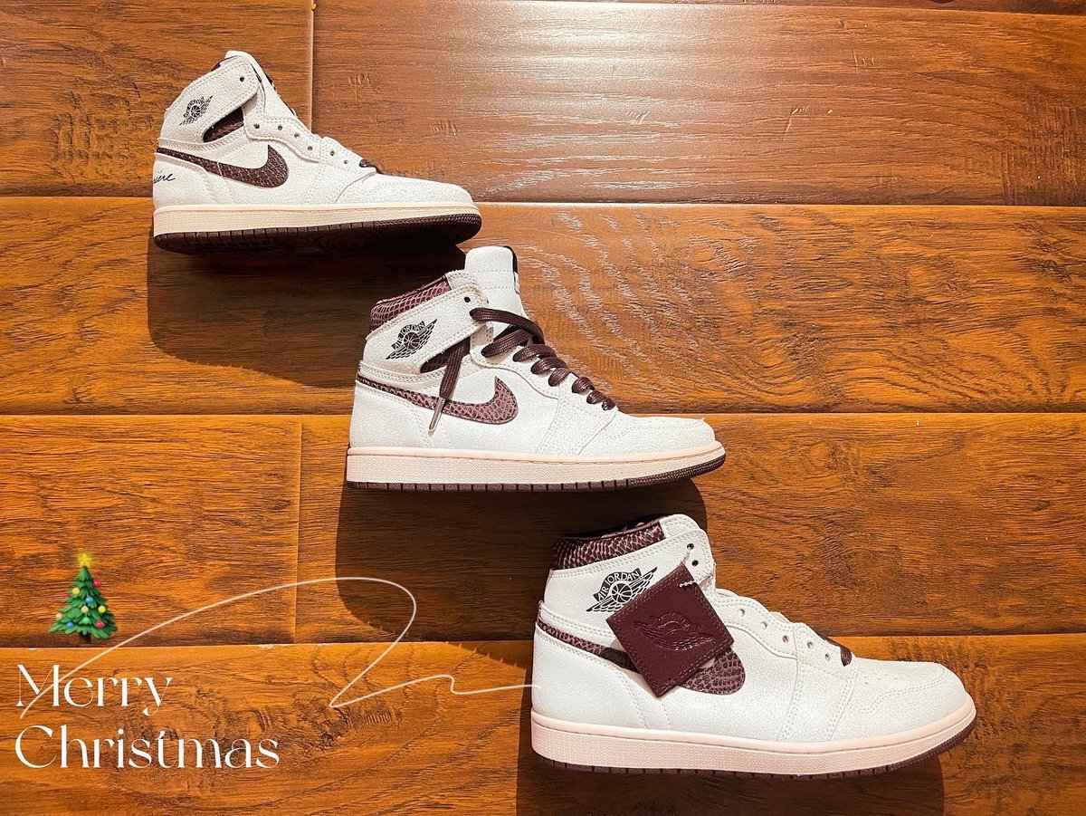 vicky_Song's tweet photo. @snkr_twitr 
Finally got my family Christmas gifts! https://t.co/poFruhAaWr