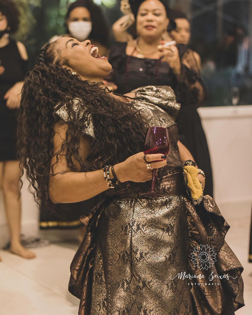 Dizem que ela perigosa, feiticeira e trevosa. Mexa com uma filha dela e verás quem é dona Rosa! 🌹☠️