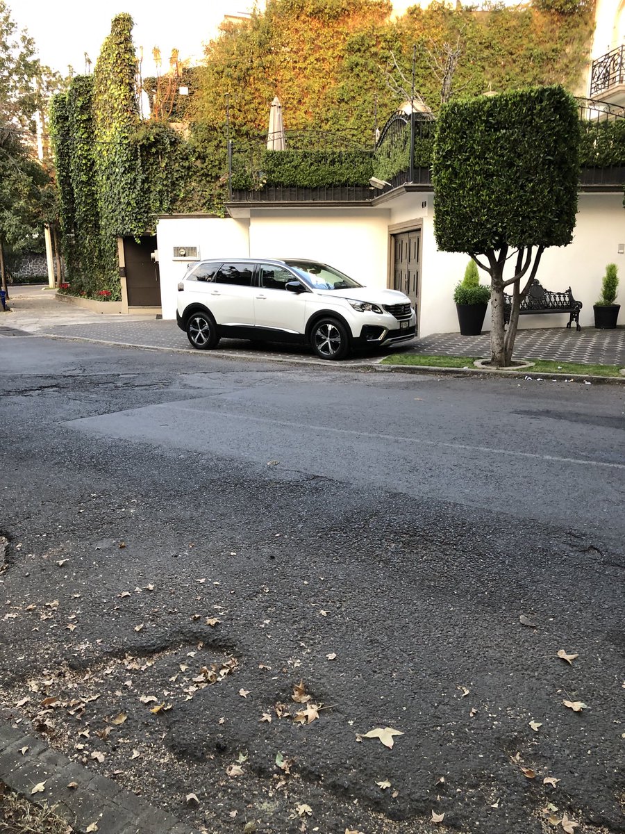 ⁦<a href="/UCS_GCDMX/">Unidad de Contacto del Secretario SSC CDMX</a>⁩ ⁦<a href="/OVIALCDMX/">OVIAL_SSCCDMX</a>⁩ buenas tardes, nos podrían ayudar a bajar este coche de la banqueta por favor? Sierra Vertientes 401, Lomas de Chapultepec 11000, Miguel Hidalgo. Gracias de antemano!