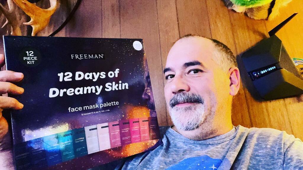 MrSheals2U's tweet photo. Girl got to look good for the cameras! Lol #facial #skincare #freeman #target #beauty #claymasks #creammasks https://t.co/dDFmKLtayD https://t.co/MJiWop27Pb