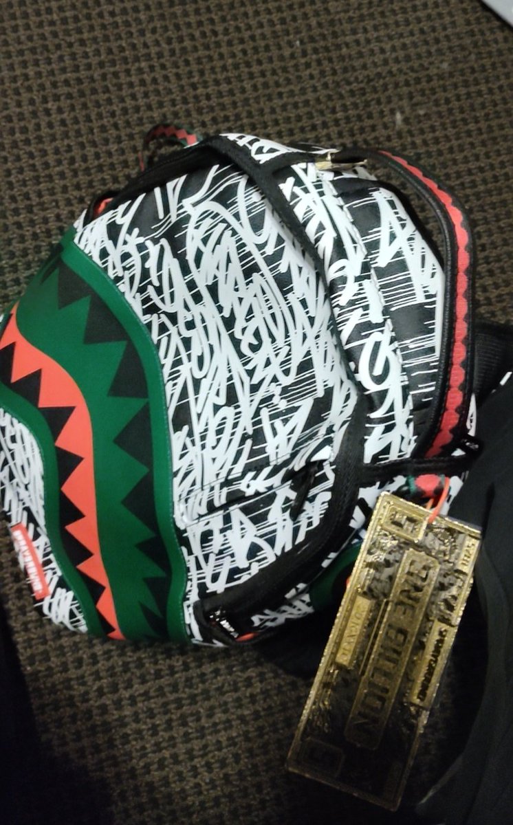 _GOGGLEZ_'s tweet photo. Got this cool sprayground bag today spent 100$ on it worth it  forshure😎 has graffiti on it too https://t.co/v0V8hfjAx2