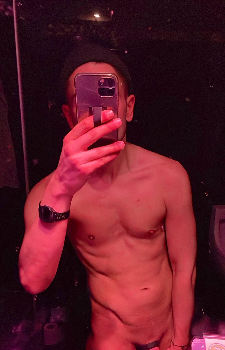 bst_stdlr's tweet photo. #gay #mirrorselfie #gaynaked #redlight #gayboy https://t.co/UZ8o2subxT