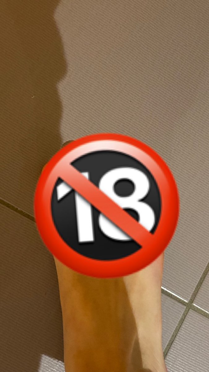 rachel_feat's tweet photo. Si tu veux voir mon pied, viens me DM ;) #pied #moneyslave https://t.co/ekNjhvbyZB