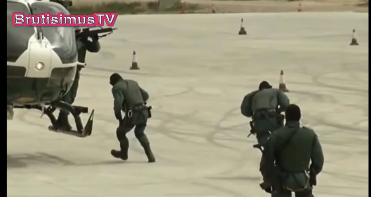 UAR_GAR_CAE's tweet photo. Entrenamiento de la @guardiacivil #GAR en el Polígono de Experiencias de Fuerzas Especiales #PEFE
https://t.co/KuZkH60fns vía @YouTube
#LaUnidadDelValor
#LoFacilNoNosInteresa https://t.co/xVzCfOuycN