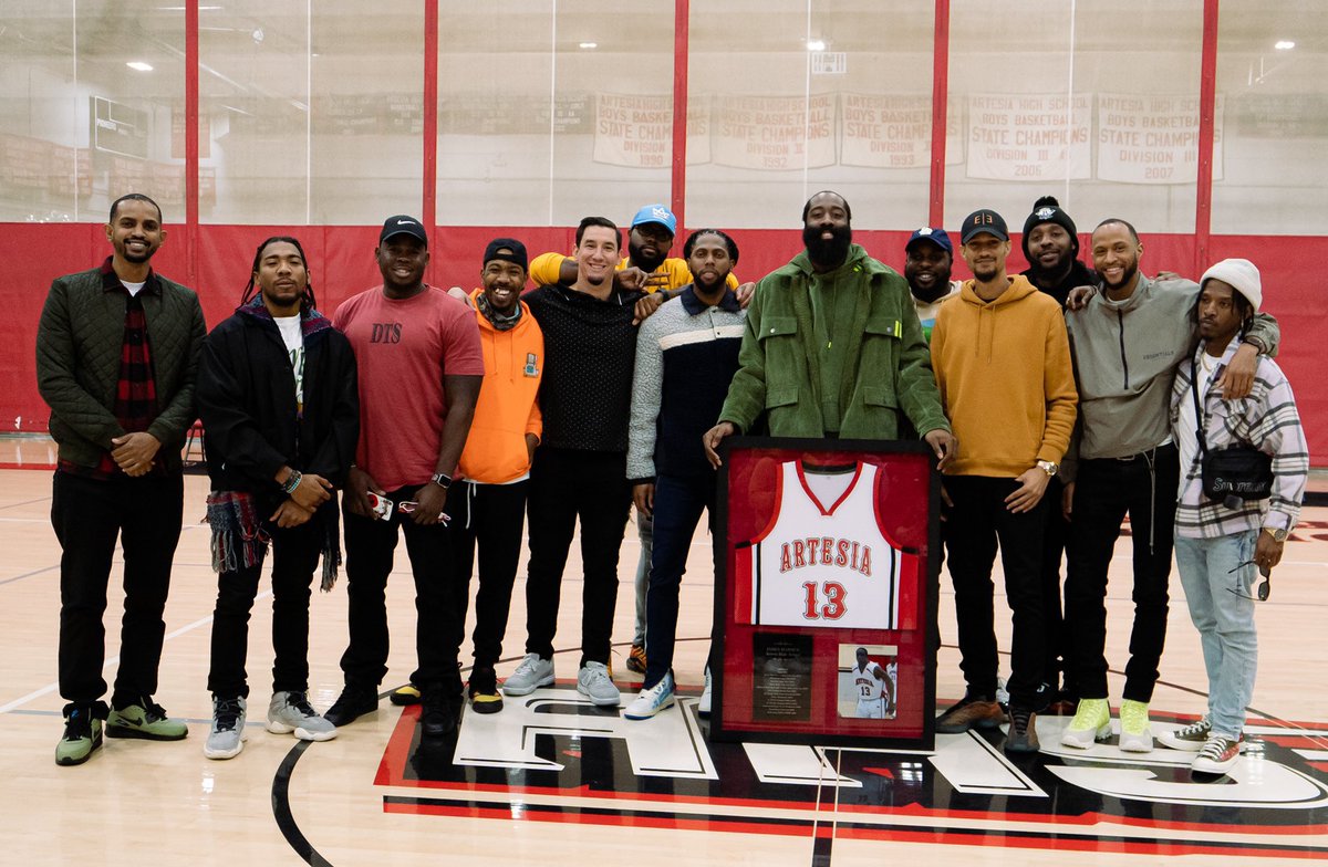 James Harden teve a camisa aposentada na escola em que jogou no ensino médio 👏🏾👏🏾👏🏾 <a href="/JHarden13/">James Harden</a>