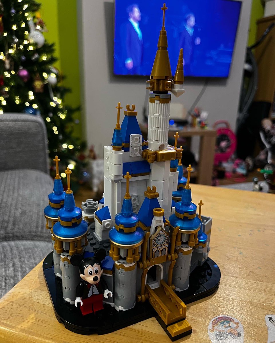 cK_Kirkland's tweet photo. Productive evening had tonight thanks to @LEGO_Group and their miniature @WaltDisneyWorld Castle ☺️ as I am not allowed the full scale model Lottie thoughtfully got me this version for Christmas 🥰 #lego #waltdisneyworld #castle #christmas #present #daughter #productiveevening https://t.co/TgrY8LhQ93