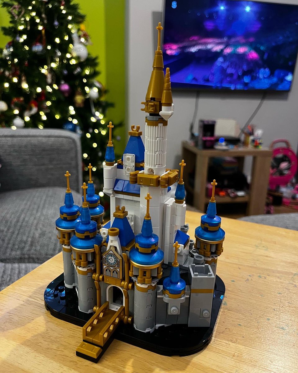 cK_Kirkland's tweet photo. Productive evening had tonight thanks to @LEGO_Group and their miniature @WaltDisneyWorld Castle ☺️ as I am not allowed the full scale model Lottie thoughtfully got me this version for Christmas 🥰 #lego #waltdisneyworld #castle #christmas #present #daughter #productiveevening https://t.co/TgrY8LhQ93