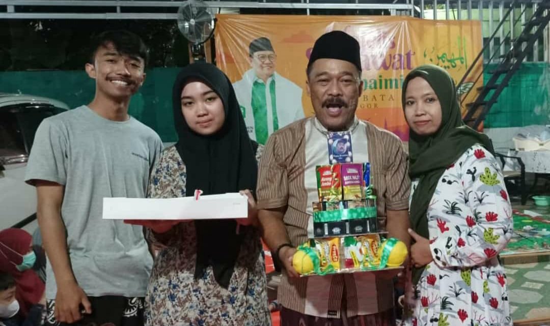 fatahkumis's tweet photo. Alhamdulillah... dapat kado keren banget,... bertambahnya usiaku di iringi kebahagiaan yg luar biasa, terimakasih istriku, anakku, saudaraku, santriku dan sahabatku.. #Bergetar https://t.co/yYN1yGhybY