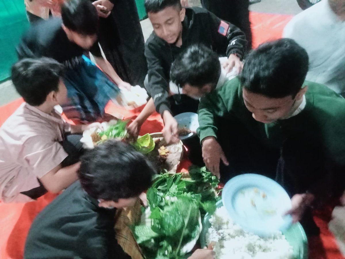 fatahkumis's tweet photo. Alhamdulillah... dapat kado keren banget,... bertambahnya usiaku di iringi kebahagiaan yg luar biasa, terimakasih istriku, anakku, saudaraku, santriku dan sahabatku.. #Bergetar https://t.co/yYN1yGhybY