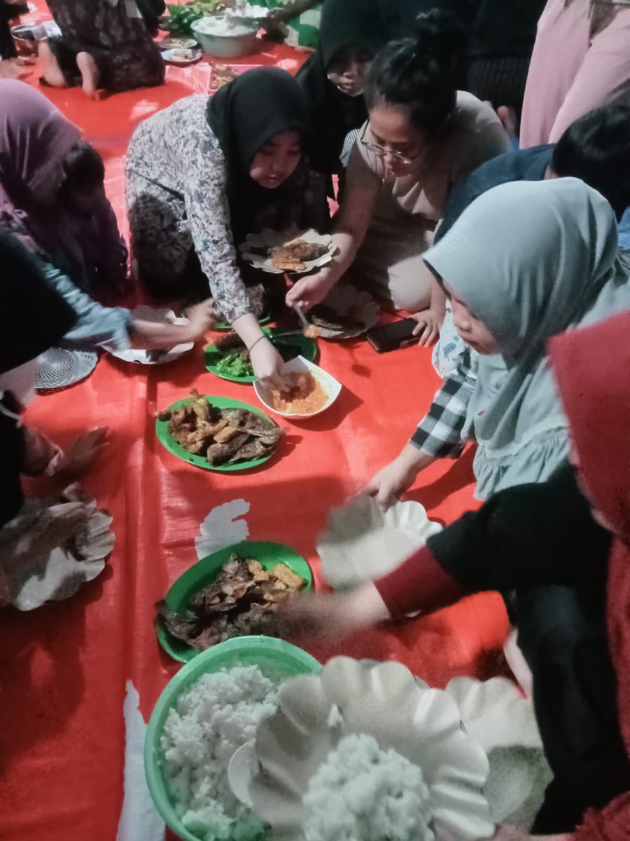 fatahkumis's tweet photo. Alhamdulillah... dapat kado keren banget,... bertambahnya usiaku di iringi kebahagiaan yg luar biasa, terimakasih istriku, anakku, saudaraku, santriku dan sahabatku.. #Bergetar https://t.co/yYN1yGhybY