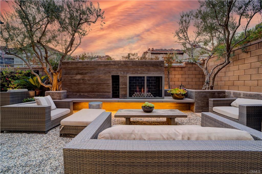 EstatesByShawn's tweet photo. JUST SOLD! Congrats to my clients on this luxury home located in Irvine. This highly sought after home had multiple offers and sold over list price with only 3 days on the market.

#justsold #coldwellbanker #coldwellbankerrealty #realestateagent #buysellinvest #estatesbyshawn https://t.co/Hq4x9CgutV